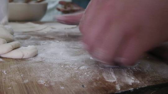 手擀面皮擀饺子皮视频素材模板下载
