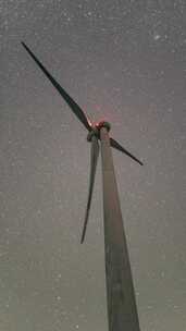 夜空下的风力发电机延时摄影