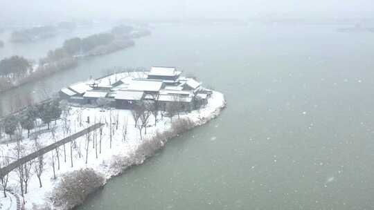 航拍北湖湿地公园雪景湖泊古建筑江南下雪