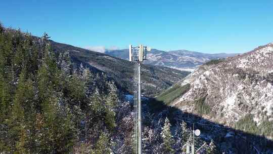 雪山中4G 5G蜂窝塔的鸟瞰图