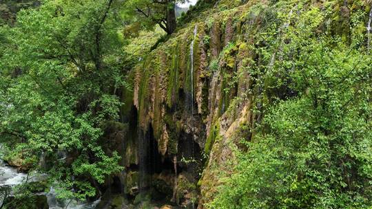 云南香格里拉普达措国家公园彩虹瀑布溪谷