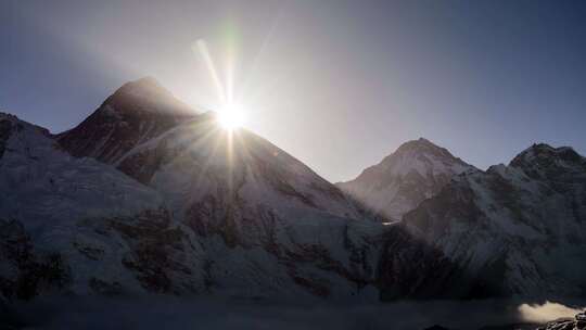 雪山日出巍峨高山雪景太阳光线清晨太阳升起