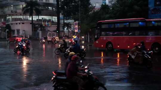 雨中城市交通