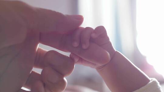 牵着新生婴儿的手呵护