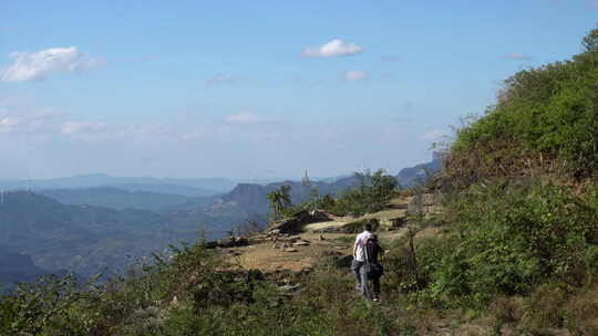 两名驴友在山脊上徒步