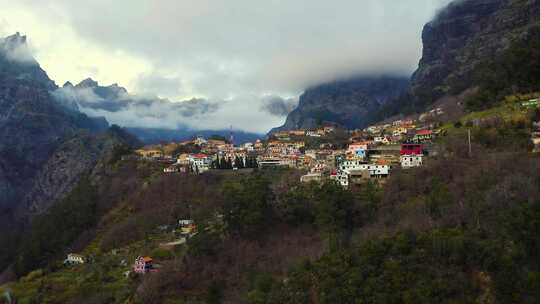 航拍大山深处的村庄