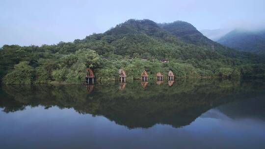 航拍杭州富阳芳草地开元度假村临水船屋客房