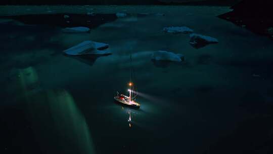 航拍帆船游艇停在冰川旁夜景灯光格林兰岛