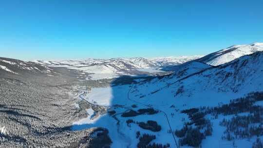 航拍新疆阿勒泰地区喀纳斯湖冬季雪景景观