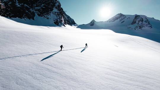 滑野雪的运动员徒步上山