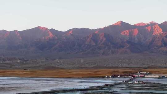 青藏高原柴达木盆地山脉日落景观红色山脉