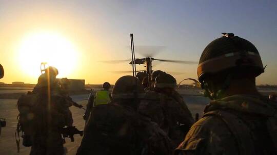 苏格兰皇家军团在阿富汗登上军用直升机视频素材模板下载