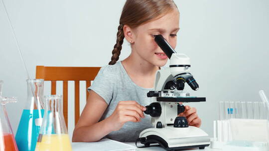 女孩使用显微镜测试视频素材模板下载