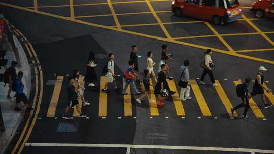 香港夜色街头下的行人与车流