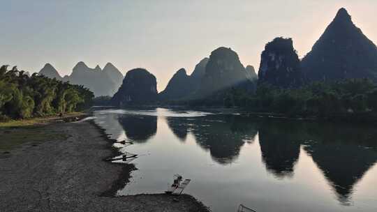 桂林山水日出丁达尔光线美丽的中国风光