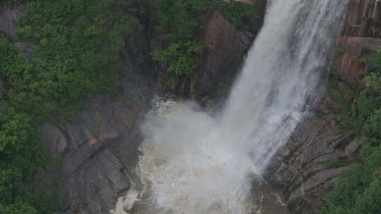 雨后泰山，俯瞰飞瀑流泉