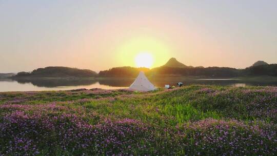 唯美湖泊夕阳露营风景