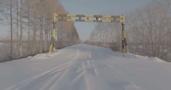 有拦路杆的冬季积雪道路