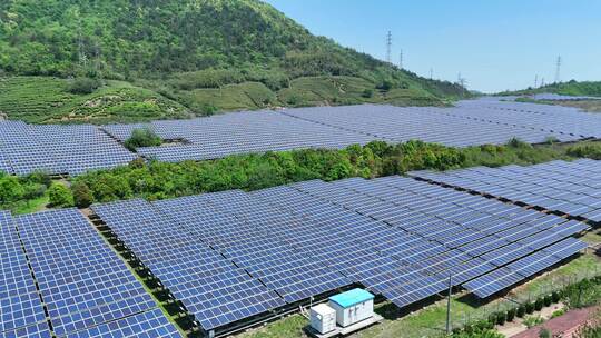 山区荒地起伏山地光伏太阳能发电站