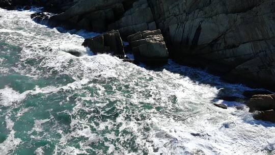 航拍大海海浪礁石慢镜头