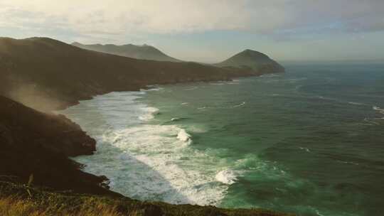 海边山峦上拍摄的海洋与波涛汹涌的海浪