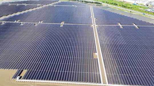 航拍太阳能发电站全景