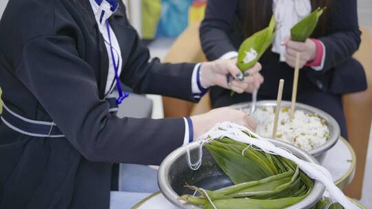 4k实拍端午佳节女人一起包粽子