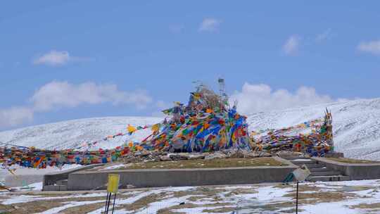 雪山下寒风中的蒙古族敖包