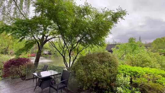 江南景区杭州基金小镇室外池塘边雨后景色