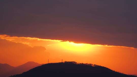 日落群山山顶夕阳晚霞黄昏傍晚天空