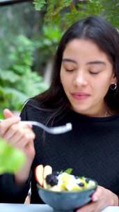 女人用一碗水果健康饮食