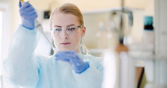 女科学家用移液管分析液体