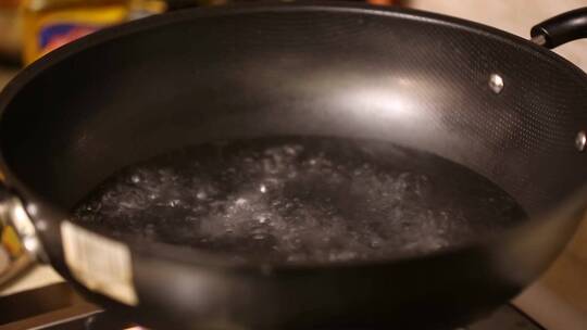 正月十五妈妈用铁锅煮元宵视频素材模板下载