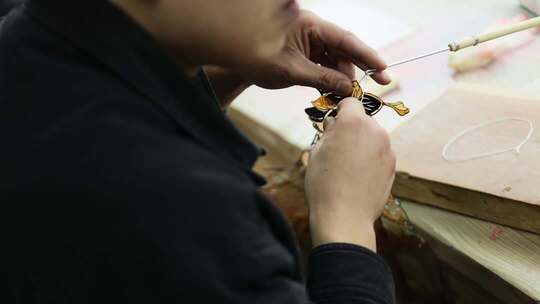 皮影匠人手工制作工艺品