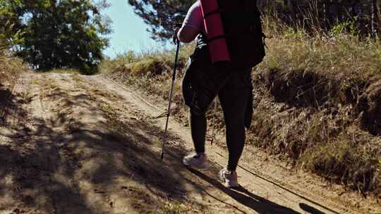 一个大码女人拥抱一次展示力量和决心的徒步视频素材模板下载