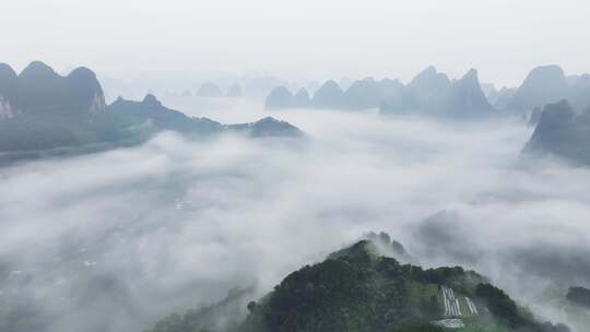 早晨桂林漓江边笼罩着一层薄雾