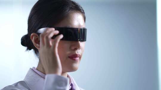 女性科研人员戴着vr虚幻现实眼镜视频素材模板下载