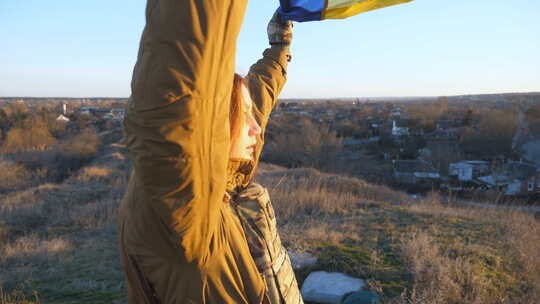 乌克兰女军人挥舞乌克兰国旗