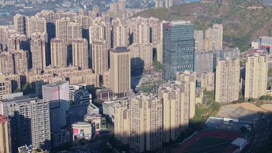 四川攀枝花市东华山山顶咖啡馆与后面城市