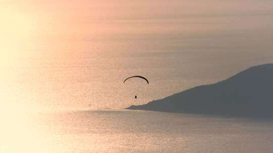 滑翔伞与滑翔伞一起在森林、山顶和海洋上空飞行