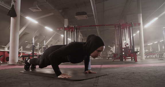 穆斯林女运动员做俯卧撑