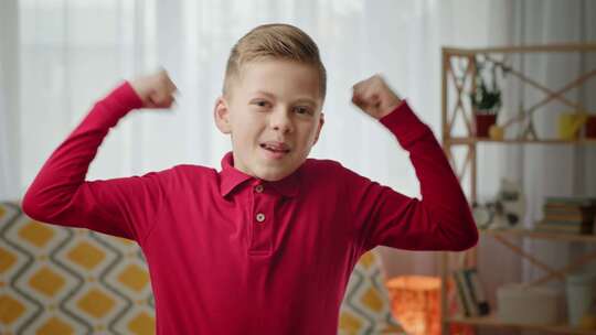 男生举手玩肌肉微笑男生玩肌肉快乐