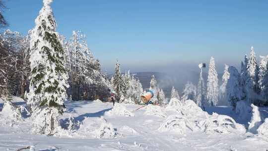 用雪炮在山坡上造雪