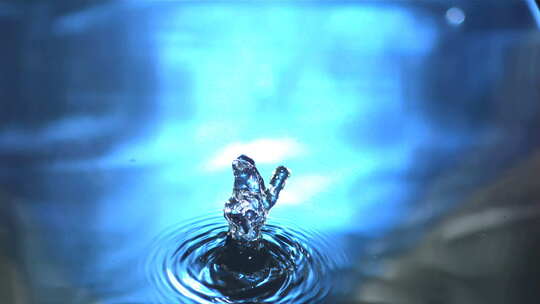 蓝色水中的喷泉