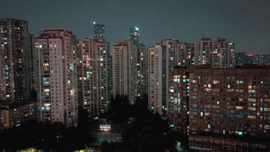 小区夜晚窗户灯光