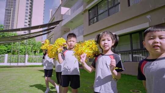 幼儿园的小孩子们玩耍