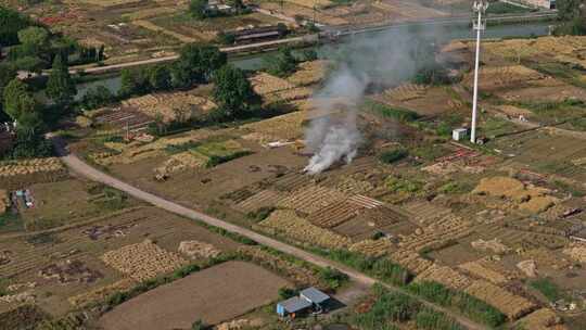 田野焚烧秸秆冒烟