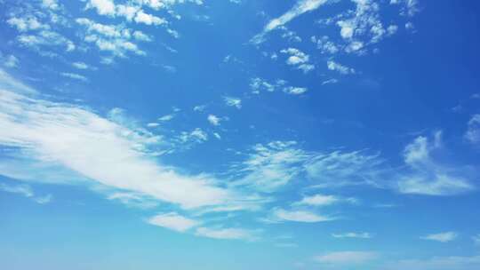 日间高空旅游拍摄的白色天堂海滩和蓝色的水背景在充满活力的4K