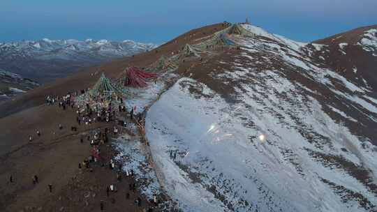 青海拉脊山冬日雪山傍晚烟花航拍4K视频