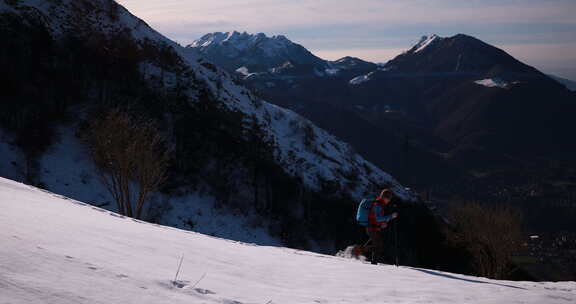 徒步旅行者在雪山上行走，奥罗比阿尔卑斯山，莱科，意大利